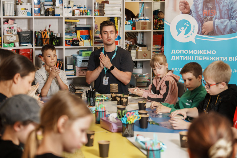 Заняття дітей, які мають досвід війни, з психологом