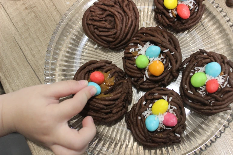 Якщо вдома є маленькі пальчики, охочі допомогти на кухні, ця робота саме для них:)