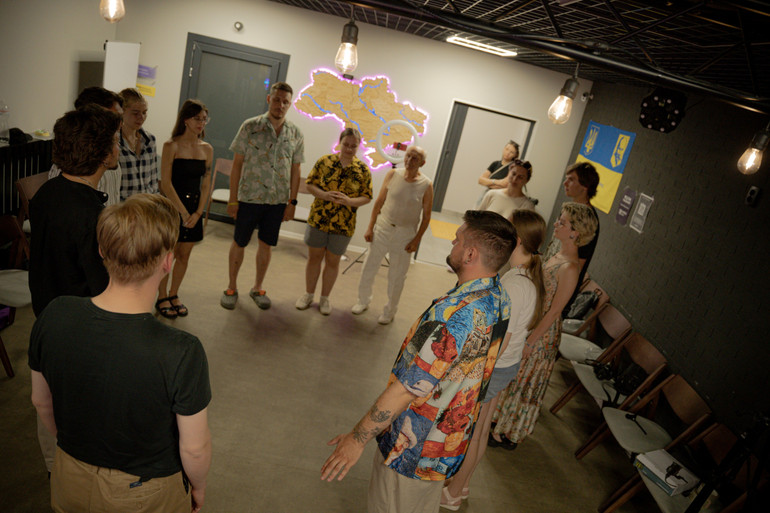 Тренінг з ораторського мистецтва. Нікіта та Влад показують вправи, які допоможуть налаштувати свій голос на виступ