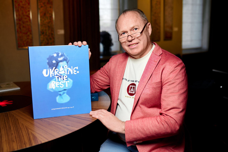 Керівник Музею авангарду Юрій Комельков