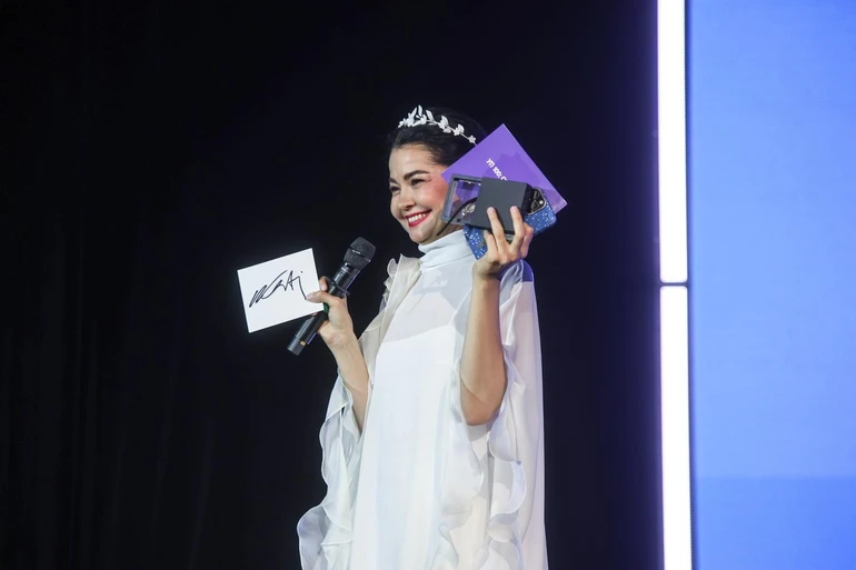 жінка на сцені