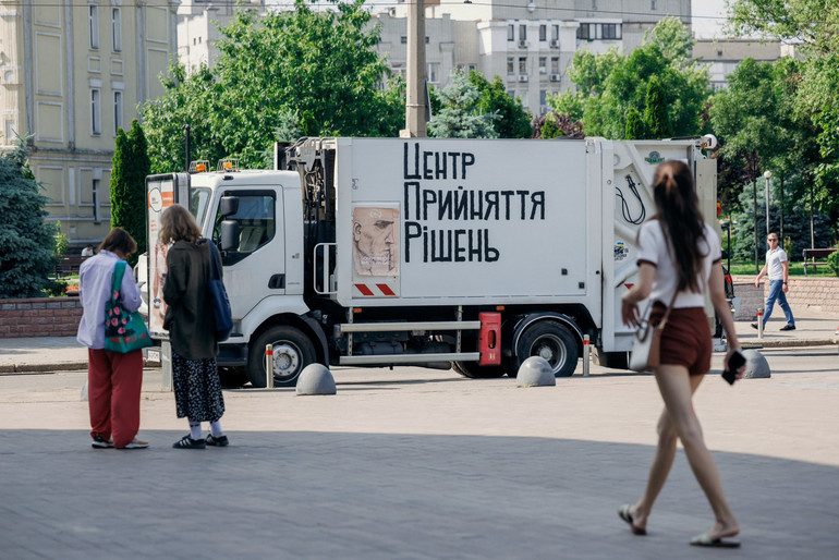 Сміттєвоз з документальної стрічки Гамлета Зіньківського про Ізюм
