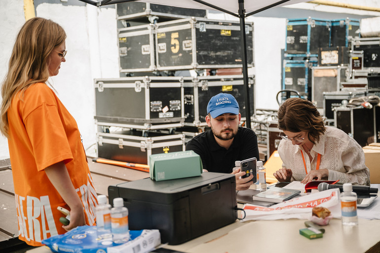 Елла Яцута та Микита Москалюк під час організації фестивалю.