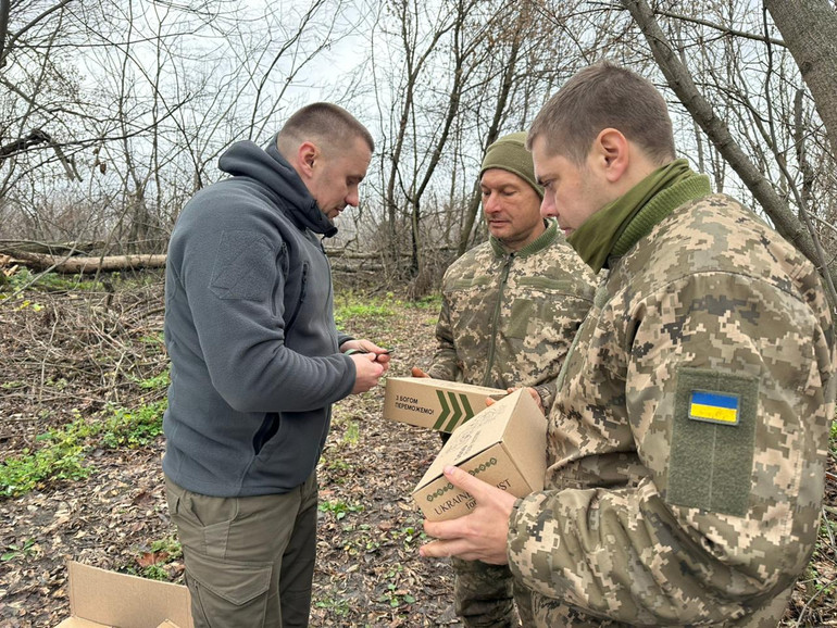 Ми співпрацюємо з різними волонтерами, фондами, тож допомагаємо нашим військовим речами