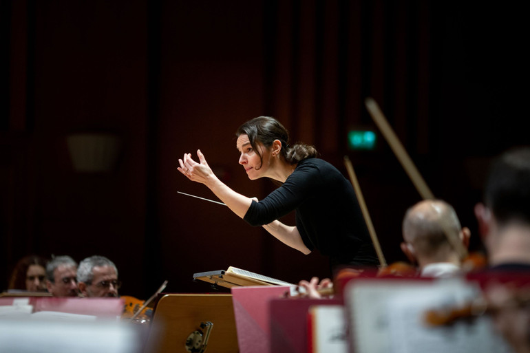 Оксана Линів керує оркестром Болоньї