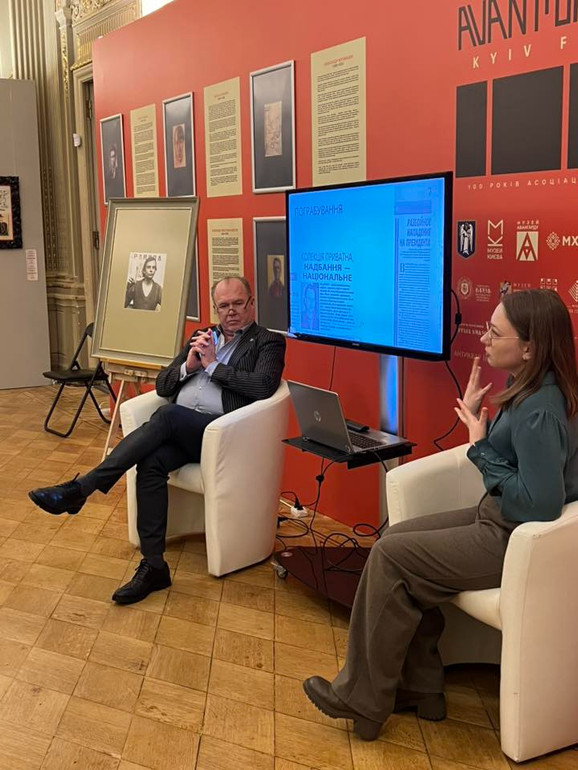 На виставці АВАНГАРД. АРМУ. ІСТОРІЯ одну стіну займають написані дрібним текстом біографії більш ніж 20 художників, так чи інакше дотичних до АРМУ.