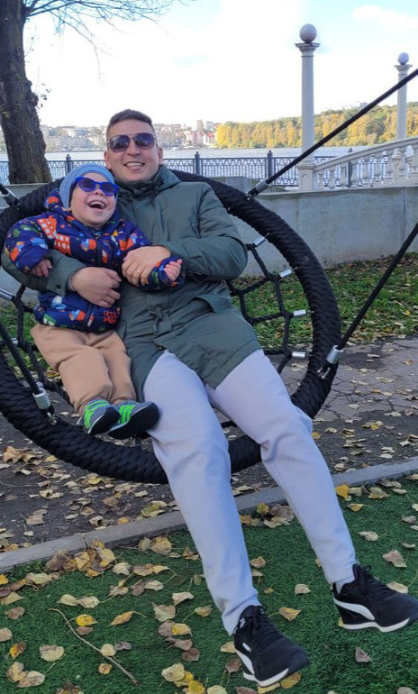 Євген з сином в парку