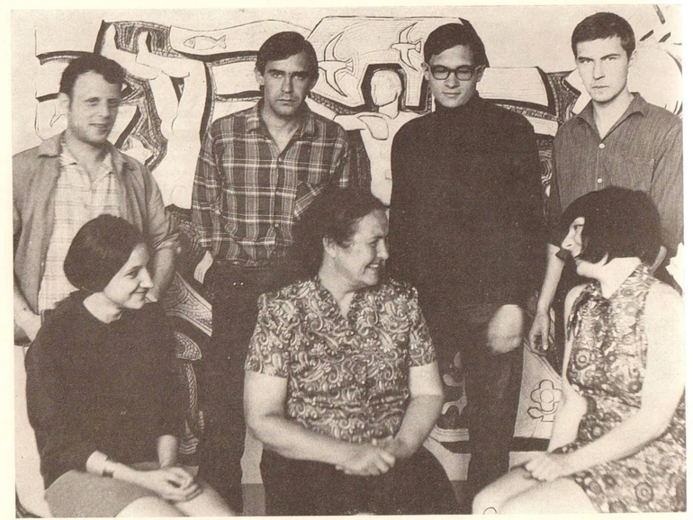 Тетяна Яблонська зі студентами своєї майстерні 1967–1971 рр. Стоять зліва направо: Ілля Толкачов, Тіберій Сільваші, Володимир Будніков, Євген Волобуєв. Сидять зліва направо: Таїсія Захарова, Тетяна Яблонська, Алла Дубиніна. Київ, 1990.