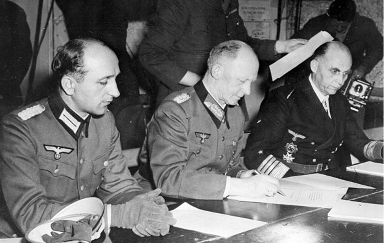 Німеччина програла у Другій світовій війні і підписує Акт про капітуляцію