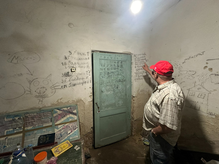 Календар і імена загиблих у підвалі та розстріляних в селі. Іван Польгуй, який охороняє підвал поки музей не побудували, розповідає про кожного померлого.