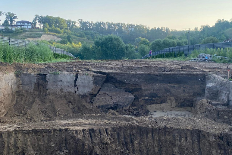 Зруйнована стіна розкопу