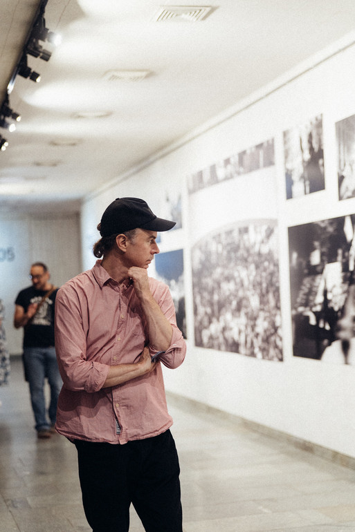 Шлях до сходів на другий поверх. У центрі - зображення Українського дому