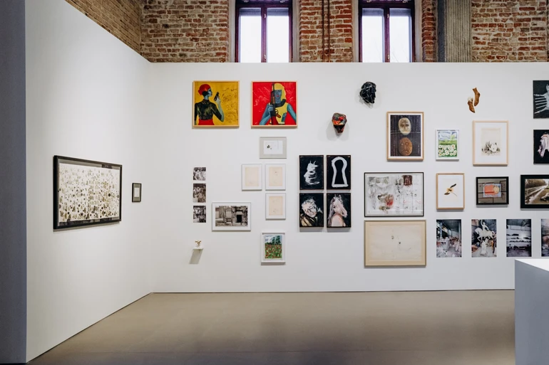 Стіна з двадцятьма найменуваннями об'єктів на першому поверсі.