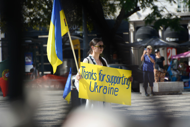 Українка на мітингу в Лісабоні