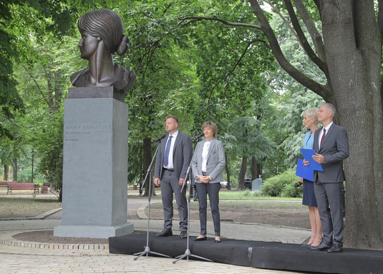 Київміськрада також підтримала рішення знести пам'ятник Анні Ахматовій у Маріїнському парку