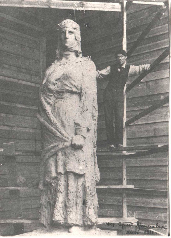 Іван Кавалеріжзе зі скульптурою