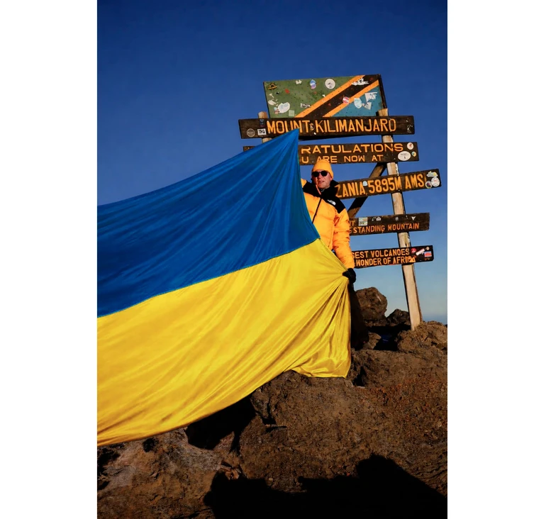Український прапор на Кіліманджаро