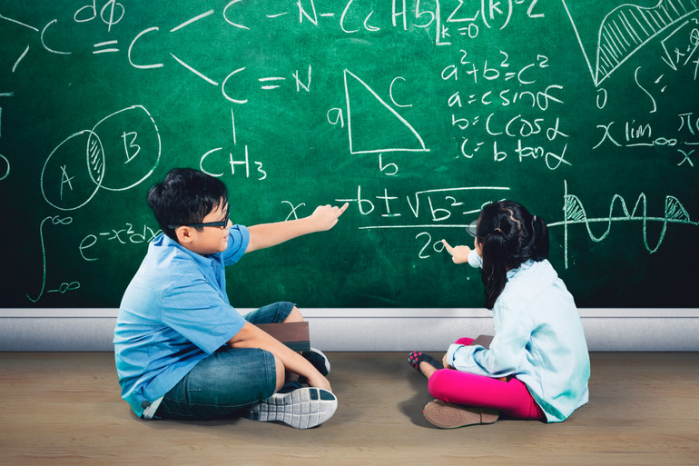 Батьки частіше переоцінюють здібності синів до математики