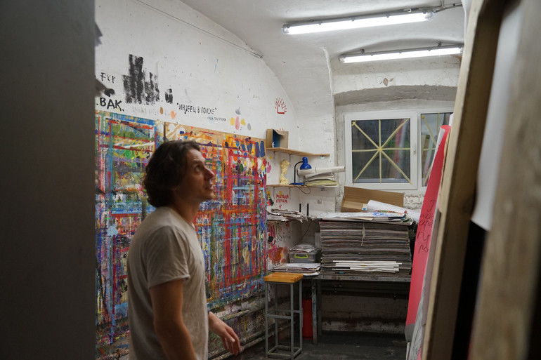 Микола проводить екскурсію артстудією