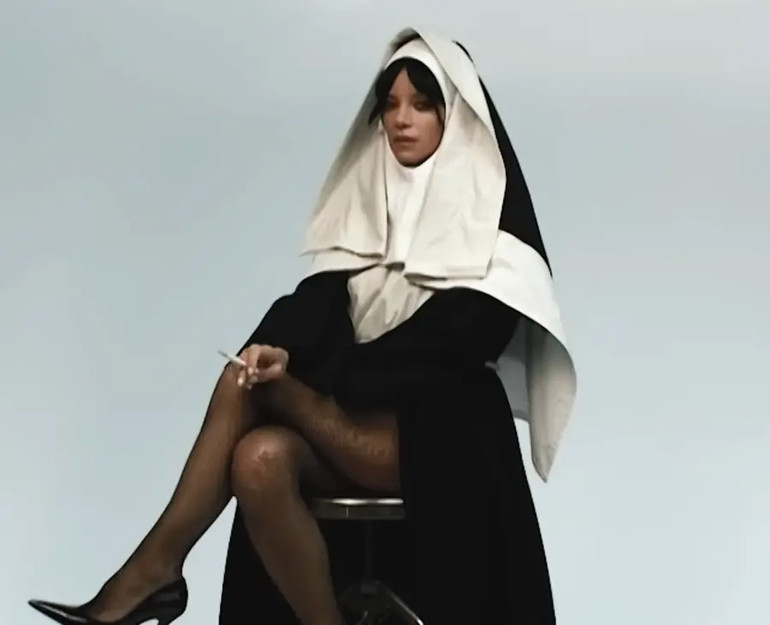 Cпівачка, яка перебувала у шлюбі з зіркою серіалу Stranger Things Девідом Харбором, випустила альбом, який детально переказує його зради, сексуальні девіації та емоційні приниження