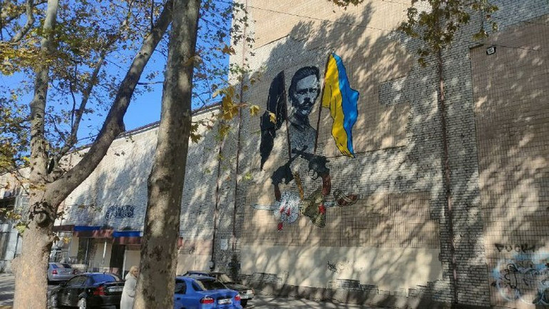 Мурал присвячений анархісту Нестору Махну у Запоріжжі, створений Давидом Чичканом
