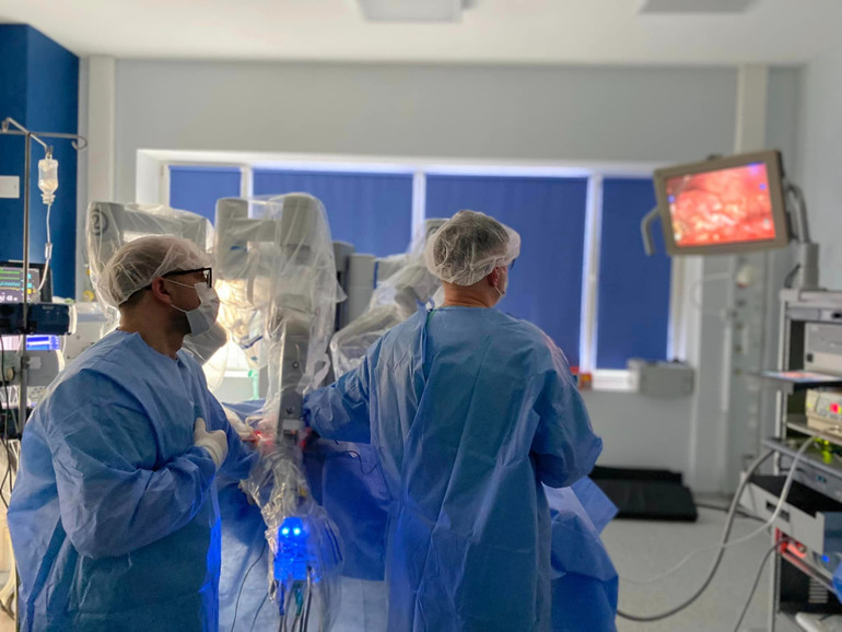 An operation using the Da Vinci robot on a child's kidney