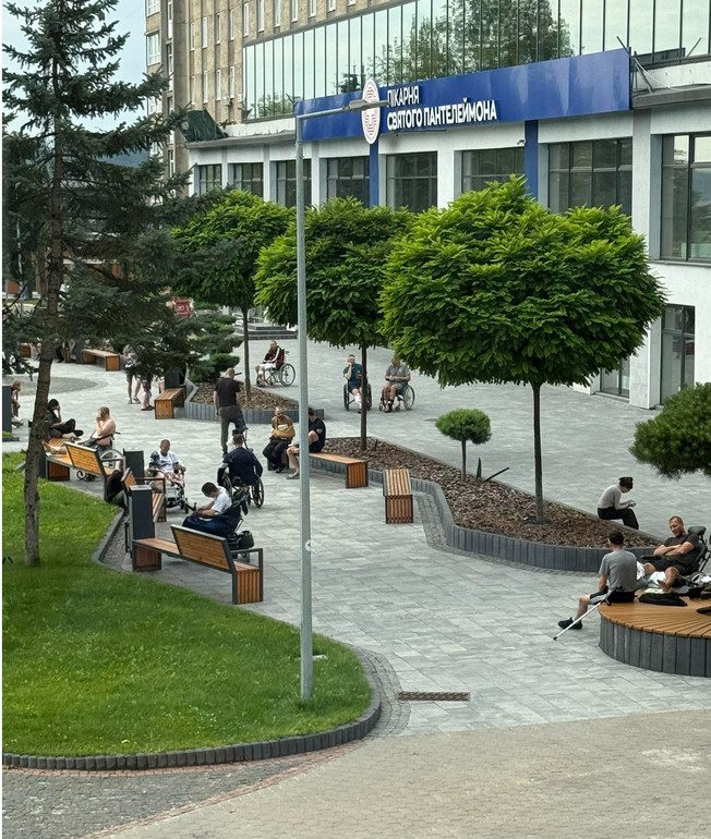 Подвір’я біля лікарні Святого Пантелеймона