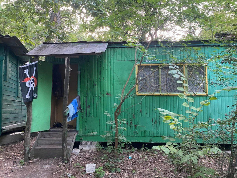 Окрім наметів, в таборі є дерев'яні хатки. Мене поселили в цю червону. Колись вона такою була, потім її перефарбували, але назва залишилась.