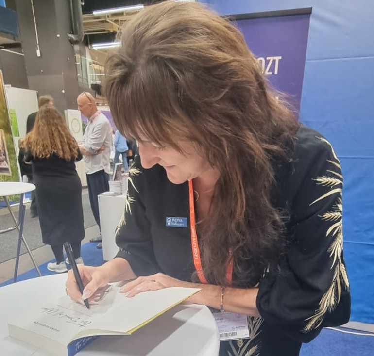 Івона Олаффсон підписує книжку Душа війни