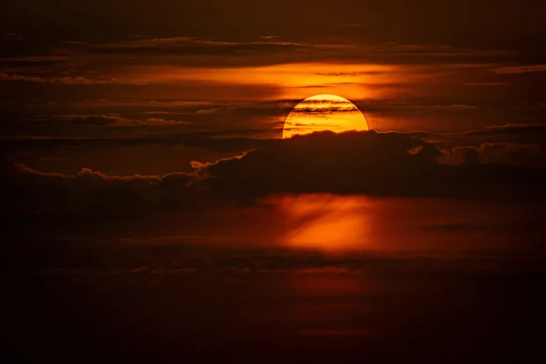 Захід сонця над пустелею
