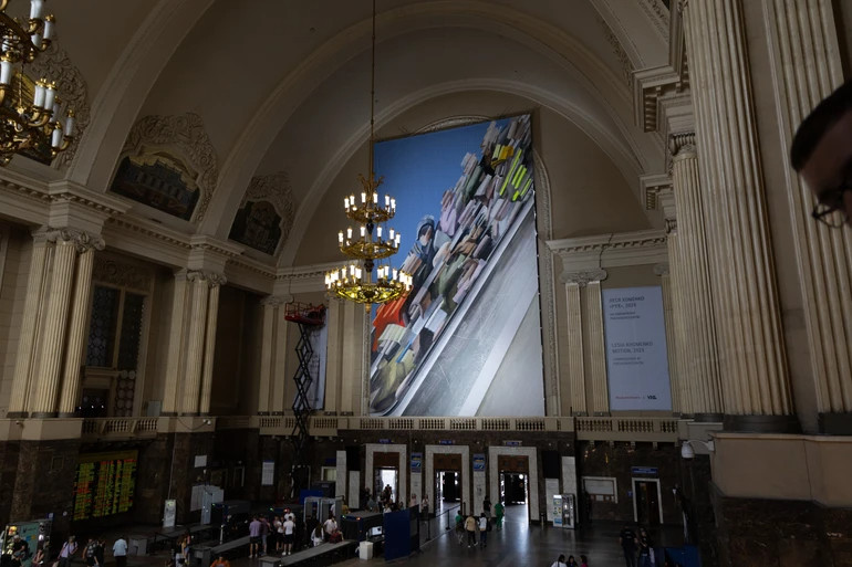 Полотно Лесі Хоменко на вокзалі