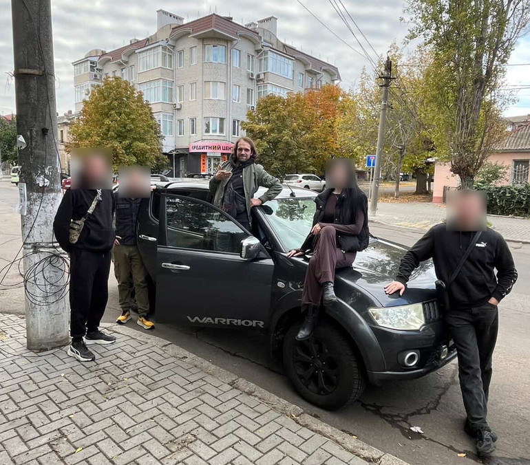 Волонтери передають авто підрозділу Льови