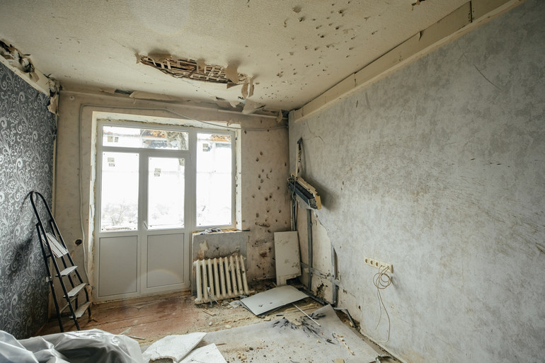 Windows and doors to the balcony appeared again in the apartment