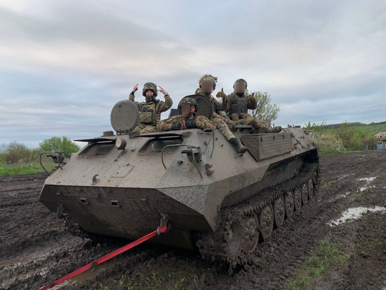 Військова під час виконання завдання