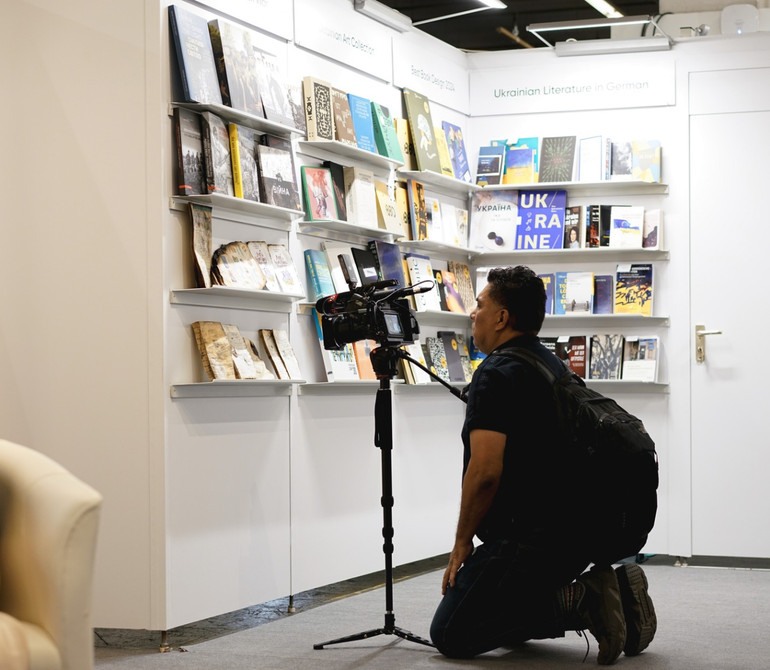 Стенд зі згорілими від російського удару книжками привертає найбільшу увагу преси та відвідувачів Національного стенду на Франкфуртському книжковому ярмарку