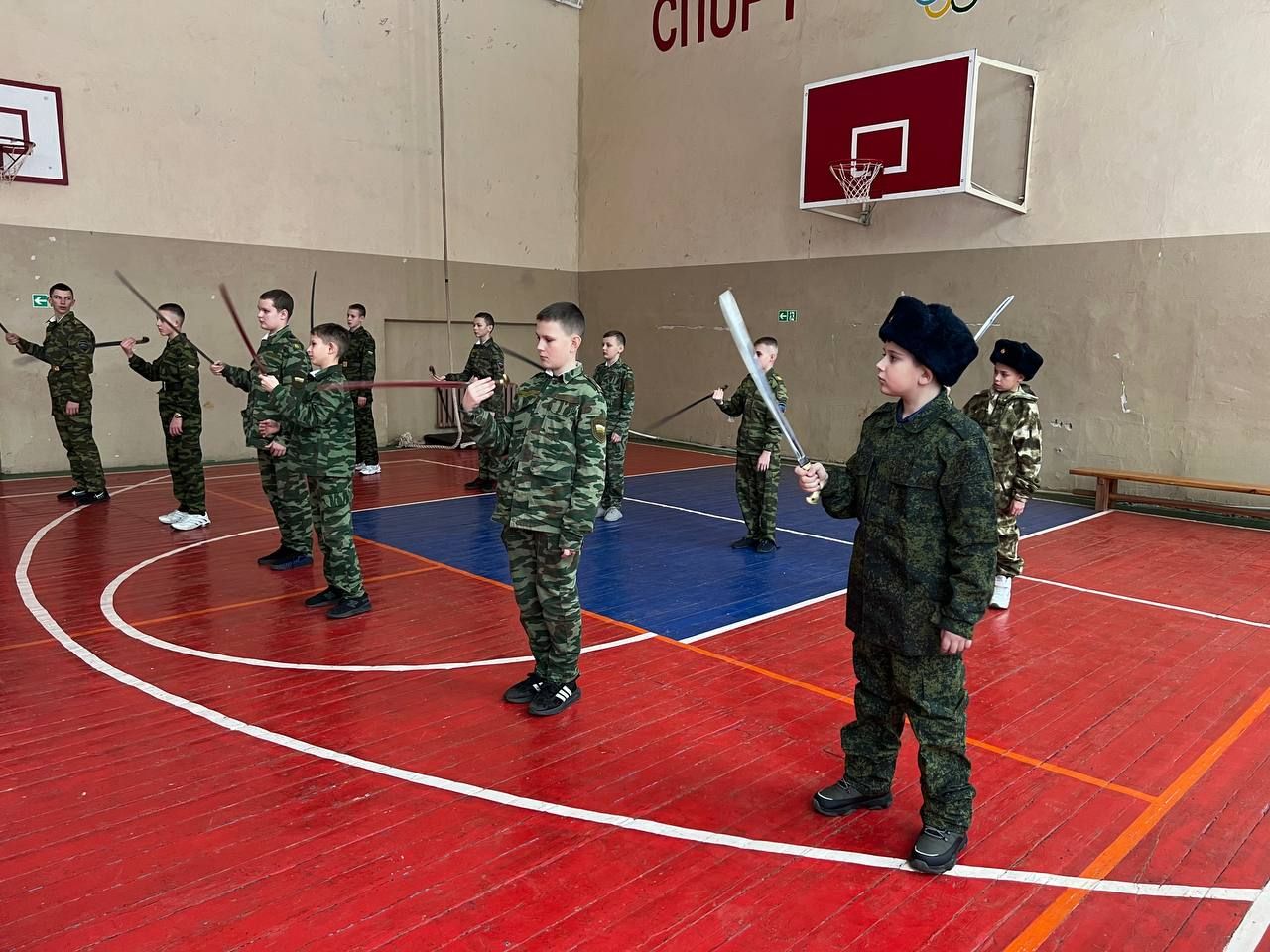 Матвій та Олександр отримали форму та повчились заряджати обойму, вправлятись шаблею