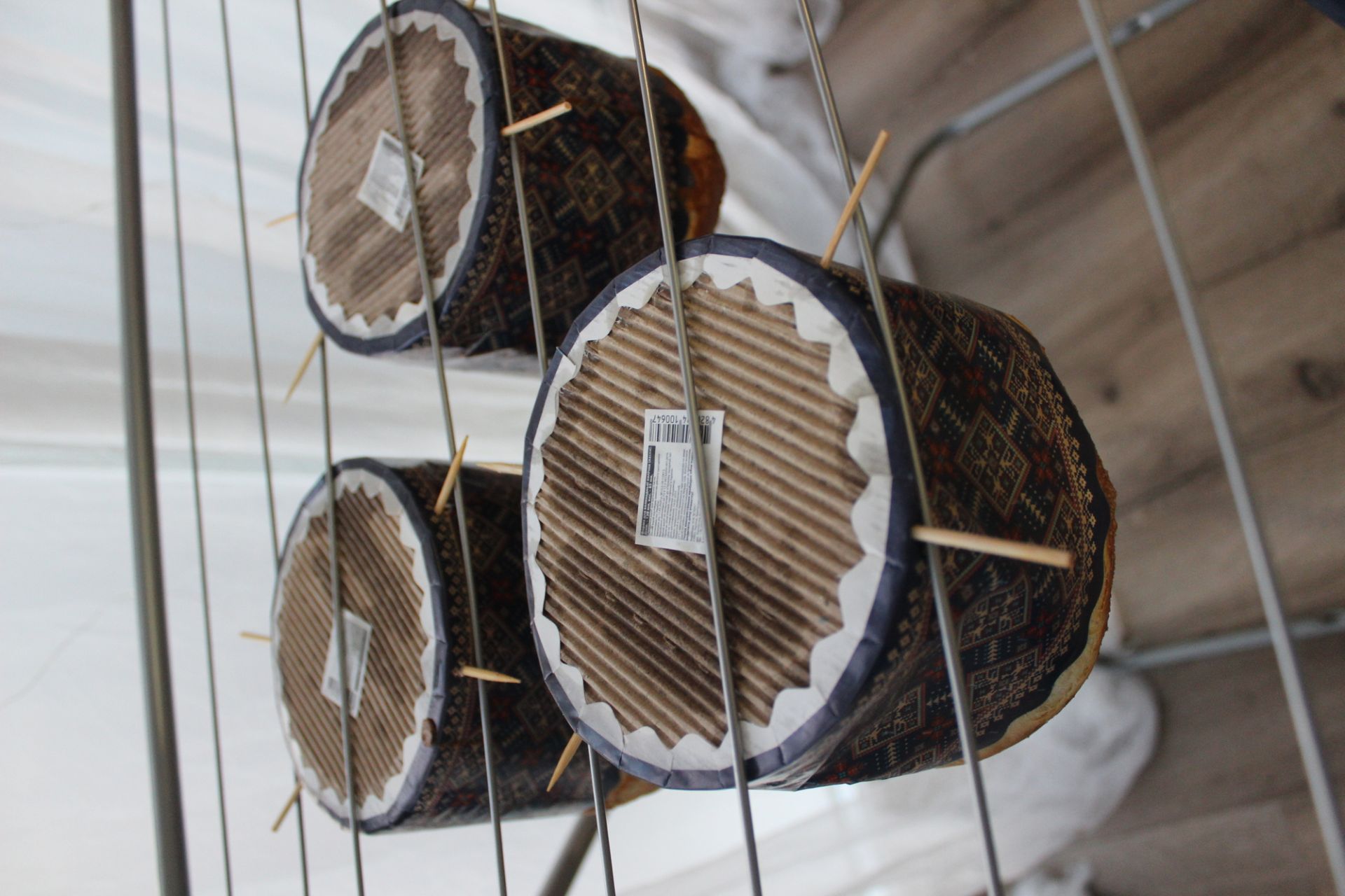 Ось так паски висіли аж поки повністю не охолонули.