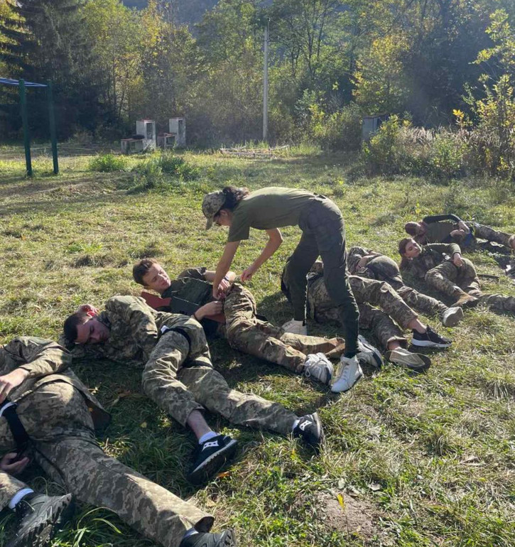 Учні та учениці львівських шкіл відпрацьовують накладання турнікетів на навчально-польовому виїзді