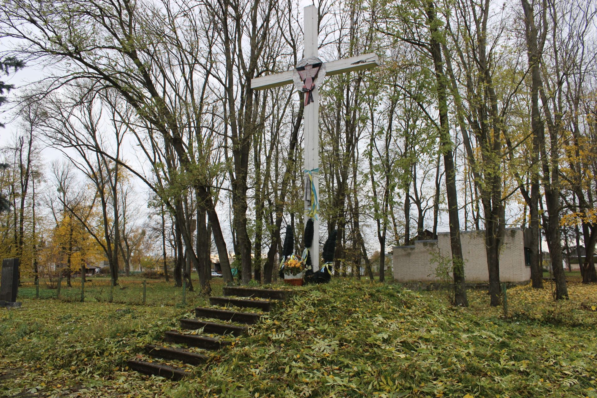 Хрест встановлений Братством вояків ОУН і УПА.