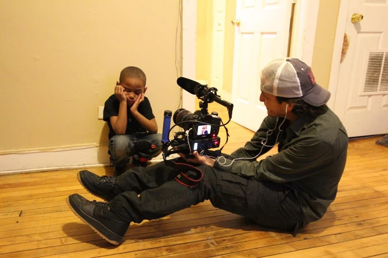 Брент фільмує дітей