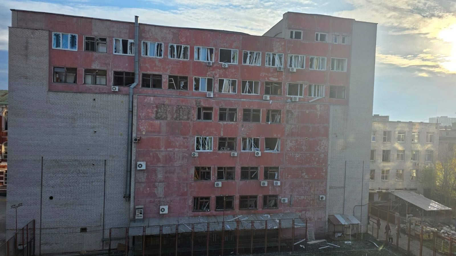 У Дніпрі будівлі вишів пошкодилися через обстріли