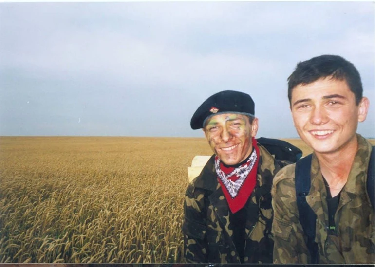 Мандрівка полями в Зарваницю двох юних пластунів – Віктора Гурняка та Віталія Дереха (справа), 2003 р.