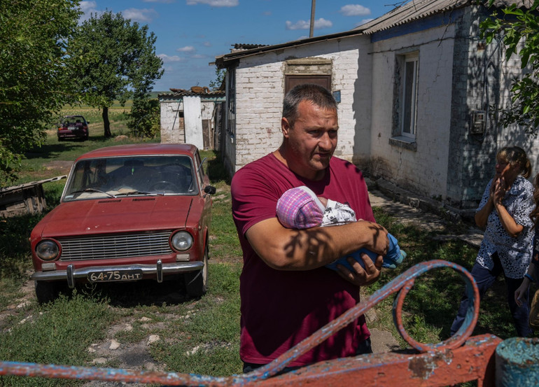 Олексій з села Зоряне на Дніпропетровщині зі своєю 2-місячною дитиною