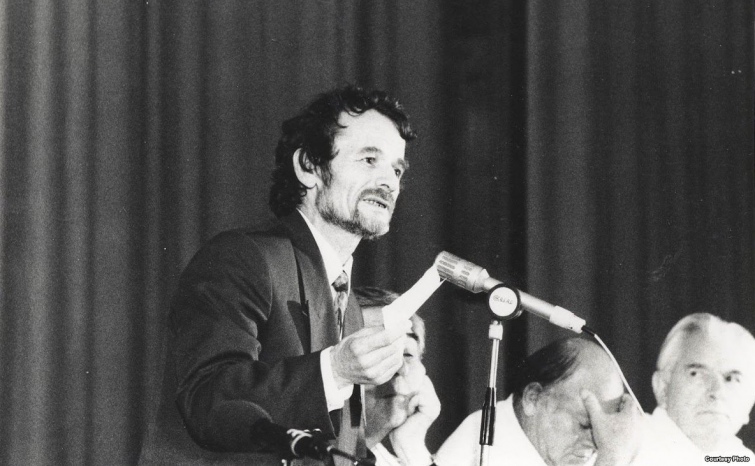 Мустафа Джемілєв під час виступу на Другому Курултаї,  червень 1991 року