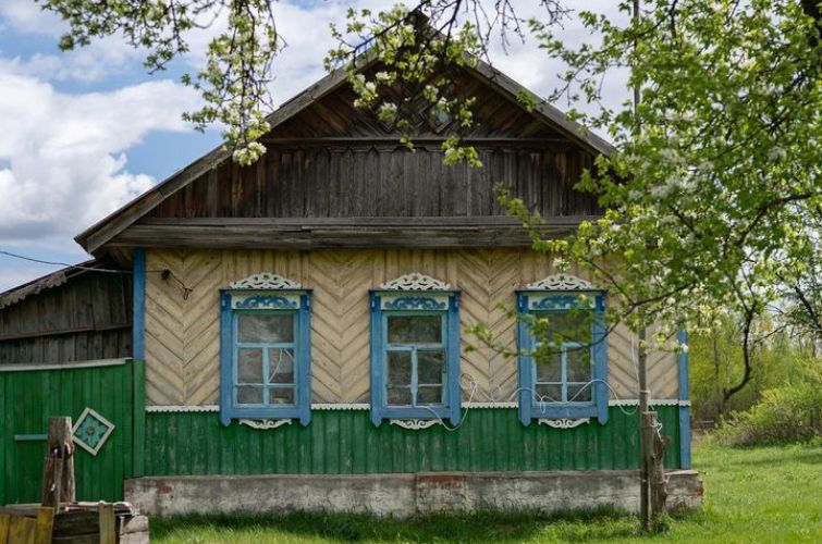 Хата у селі Ловинь, Чернігівська область. Фото: Анна Ільченко