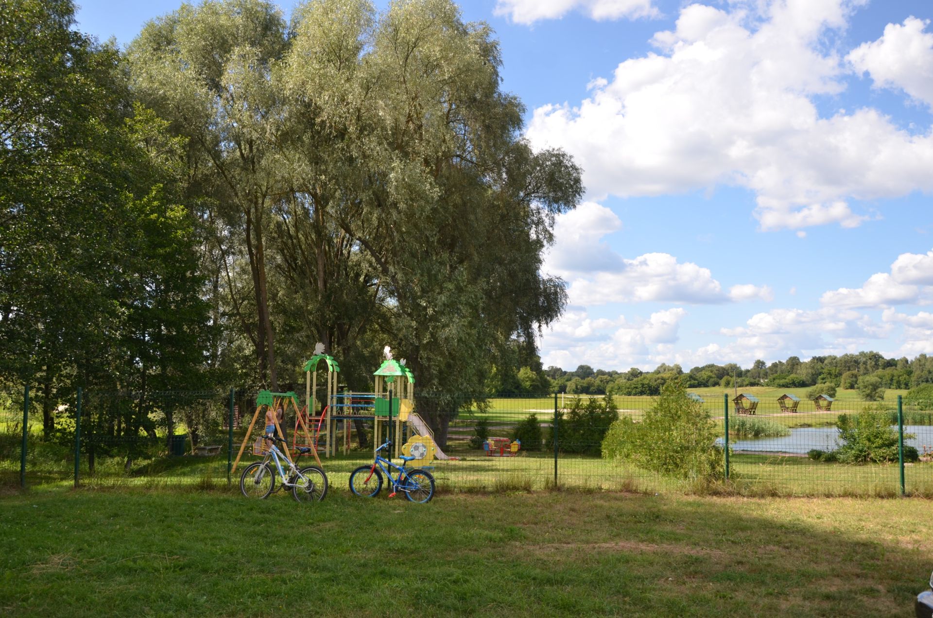 Кудрівці пощастило: село має свого мецената, який збудував тут стадіон, місця для відпочинку та всіляко сприяє розвитку села