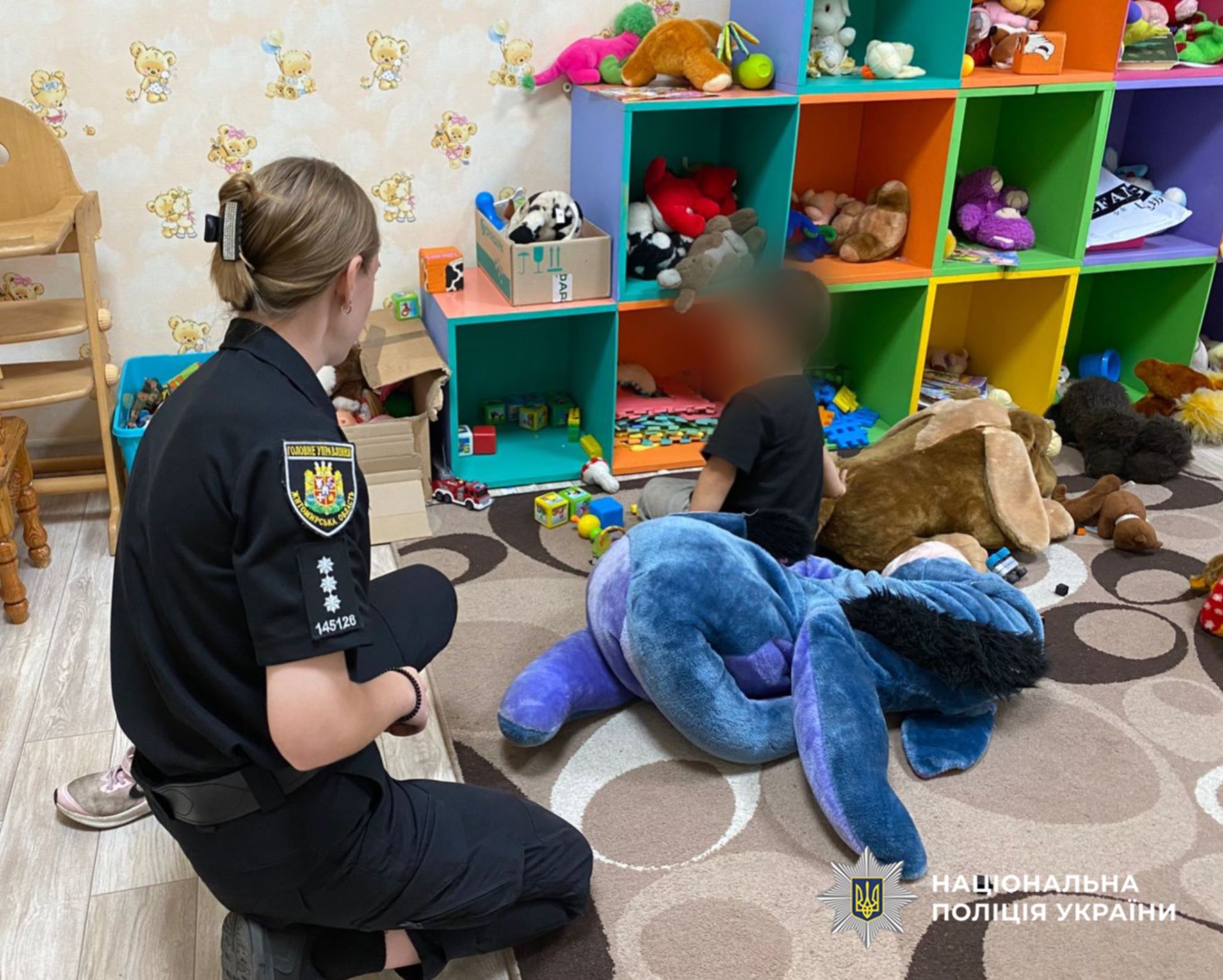 Представники поліції та діти