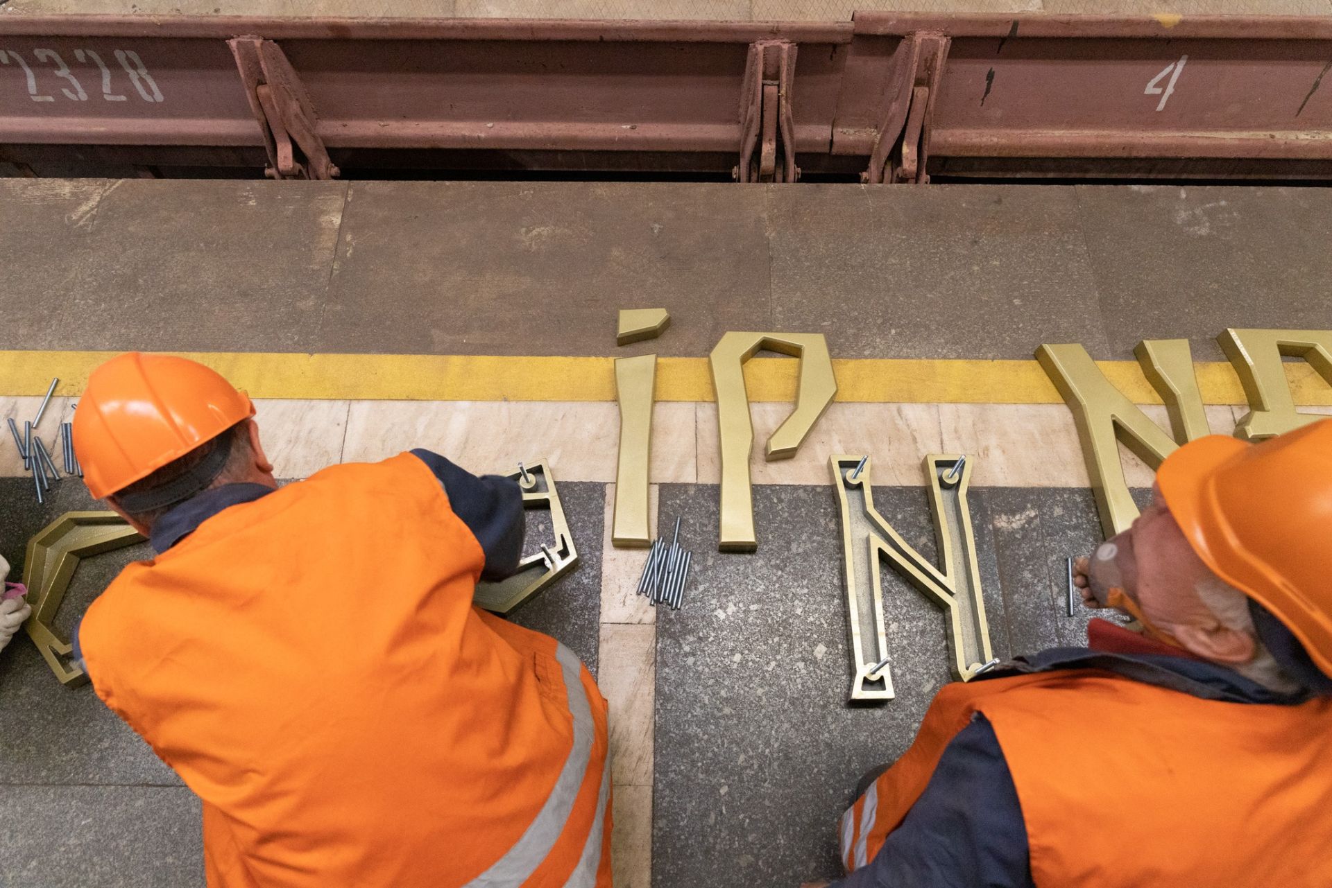 На станції метро "Звіринецька" встановили літери для її нової назви