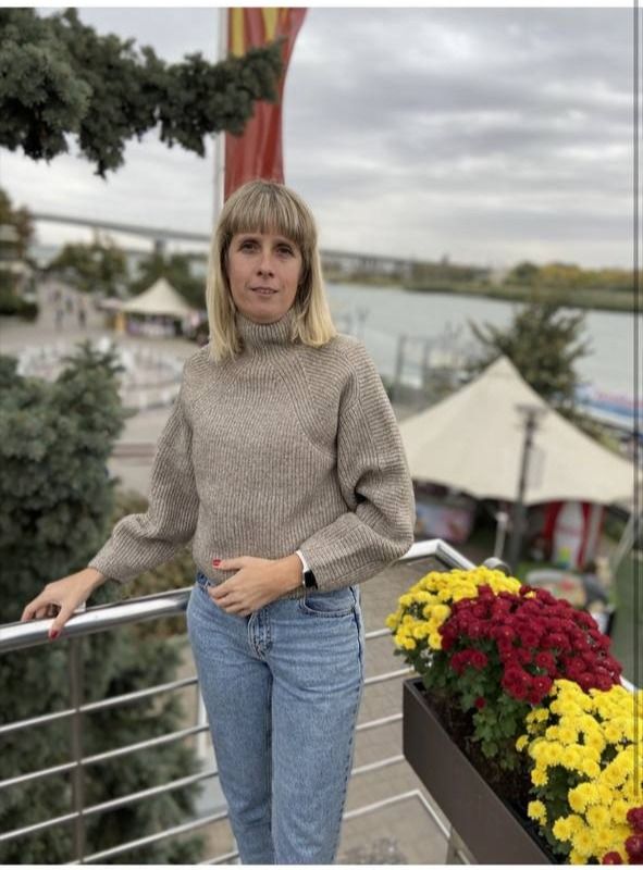 Олена Устинських, жителька Луганська, навчалась в Луганському педуніверситеті ім. Шевченка