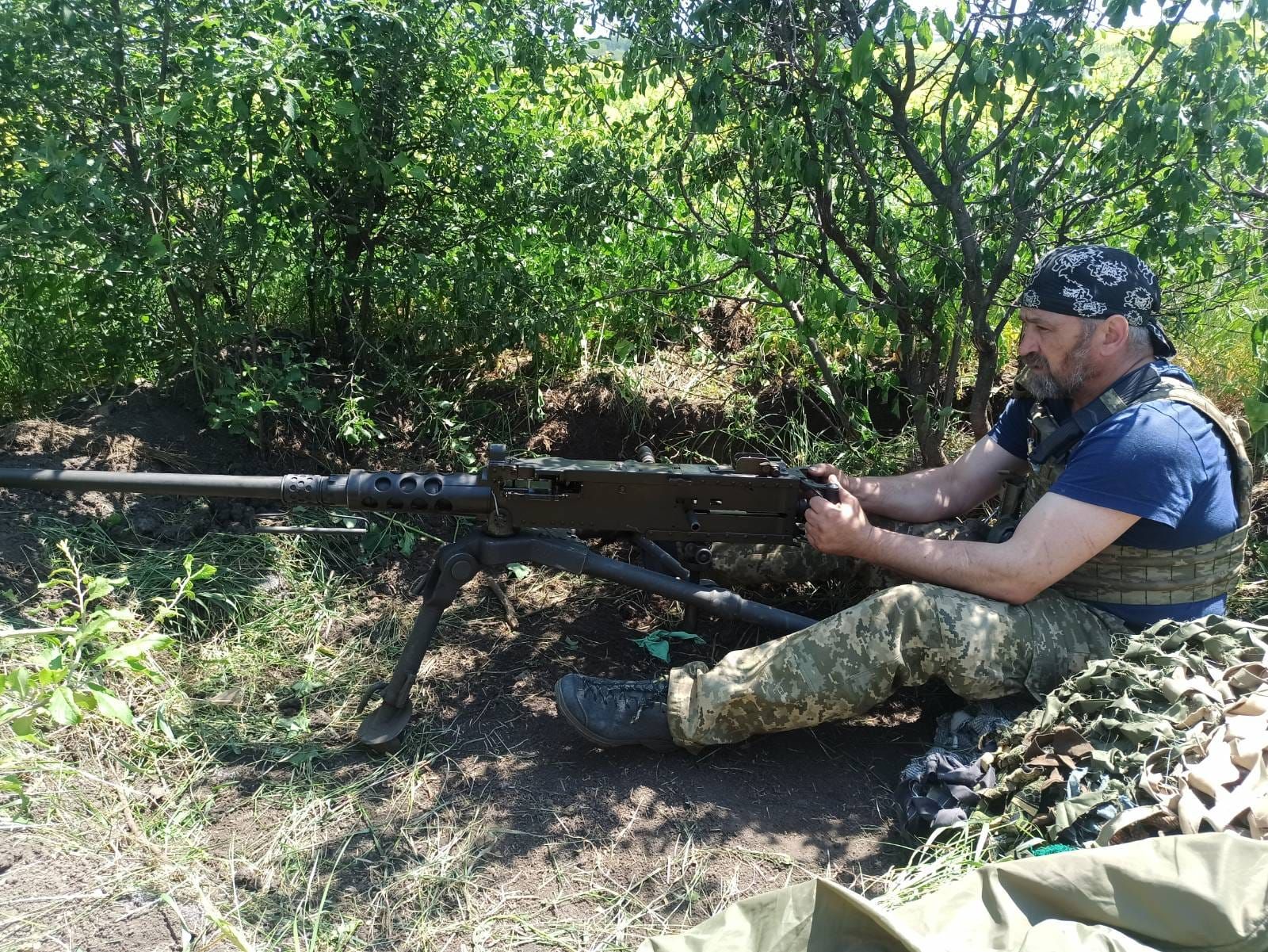 Захисник зі зброєю